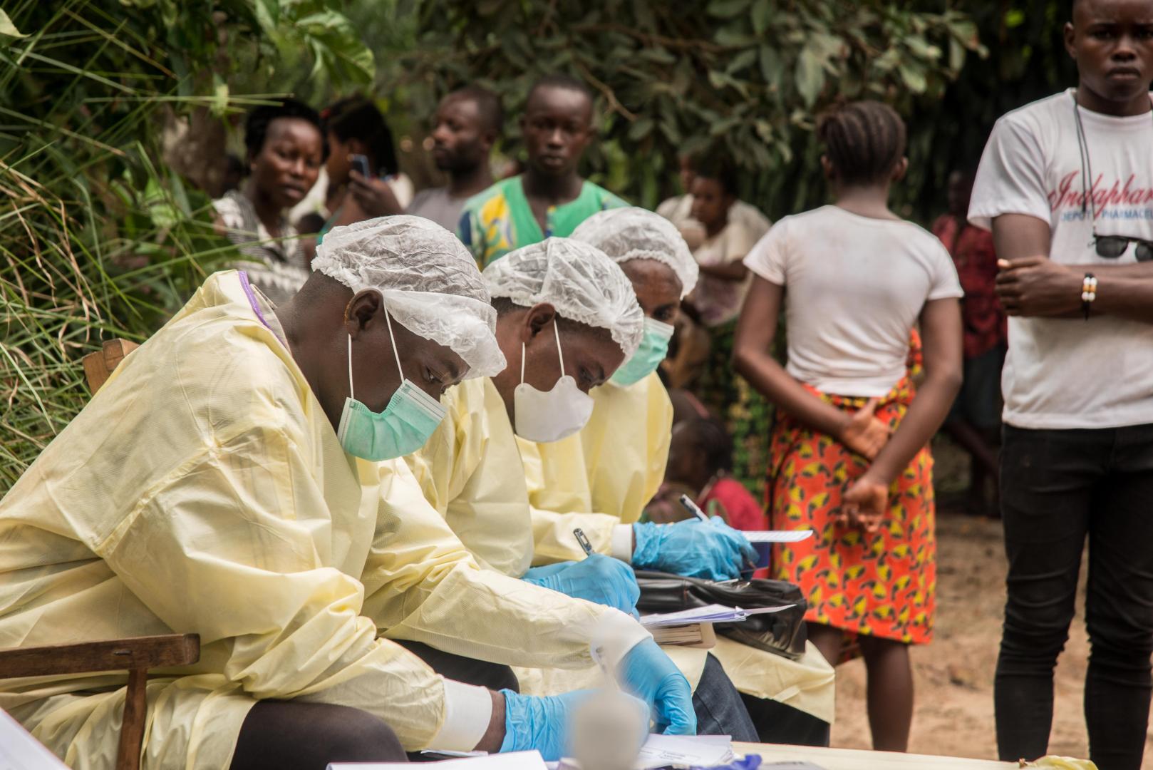 Lucrătorii medicali pregăteau și dezinfectau o casă în Moto, Bikoro, provincia Equateur, Republica Democrată Congo, după descoperirea unui caz confirmat de Ebola.